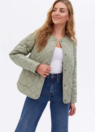 Стеганая куртка без воротника цвета хаки new look