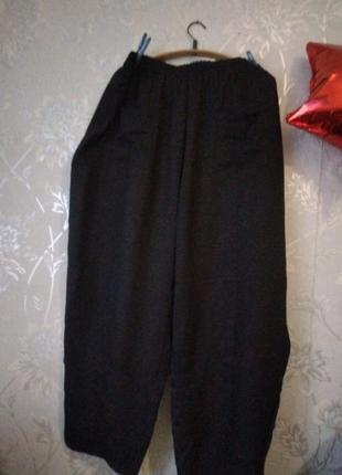 Легкі  літні штанці спереду дві кишені тканина приємна дуже гарні   широкі до низу на великі об'єми