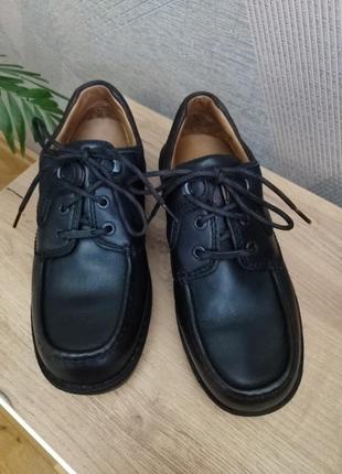 Красивые кожаные туфли трексайдеры, на толстой подошве clarks ,gore-tex