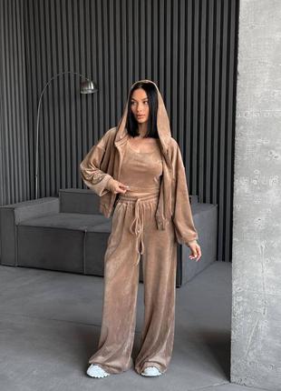 Велюровый костюм тройка с кофтой на молнии с карманами с топом с брюками с карманами с массивными шнурками