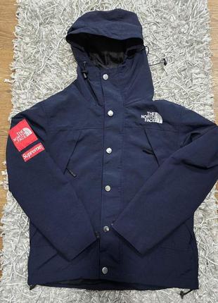 Шикарная спортивная куртка-ветровка the north face. синий цвет.
