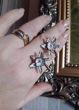 Клипсы на винтах орхидея, эмаль, антикварный вид, винтаж 70х, следы времени за горами, позолота