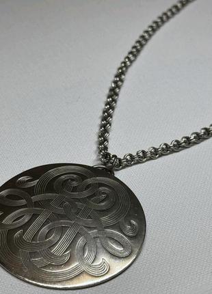 Ожерелье-медальон предохраняет