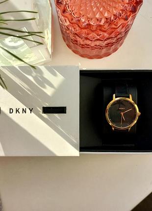 Жіночий наручний годинник dkny