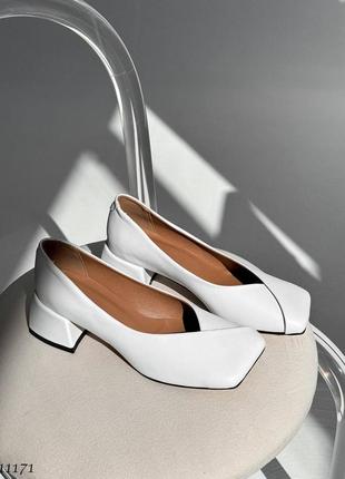 Нежные кожаные туфли в белом цвете с анатомическим носиком