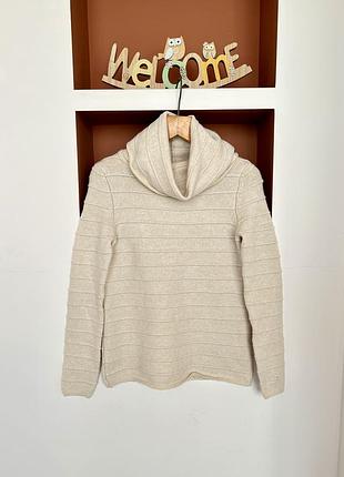 Тепла вʼязана кофта із золотистою ниткою