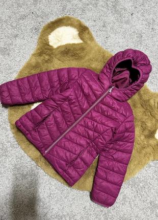 Яскрава демісезонна куртка вишневого кольору