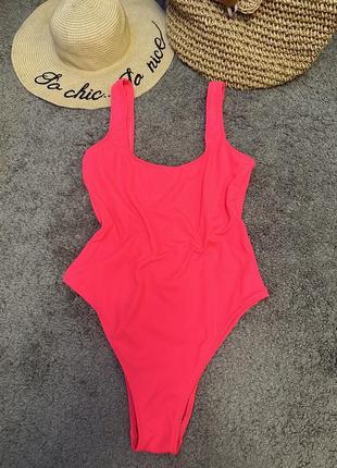 Эффектный и очень яркий купальник в рубчик, vila