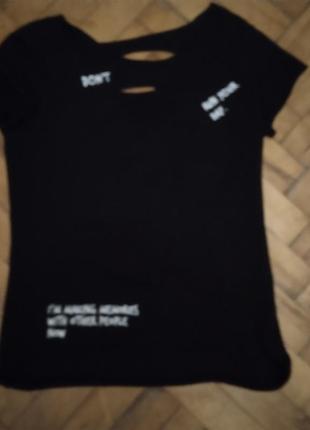 Футболка з вирізом