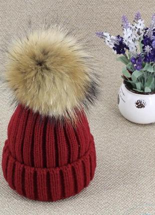 Женская вязаная шапка с меховым бумбоном