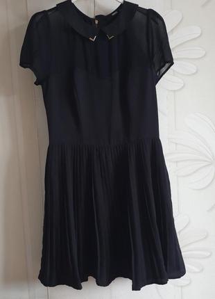 Черное платье с плиссёррованной юбкой