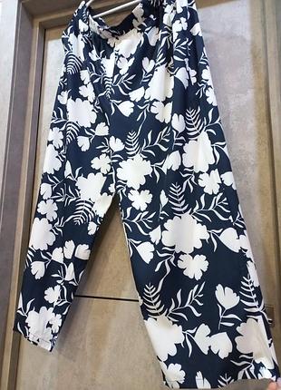 Стильные, широкие, кюлоты, легкие, красивые, в цветочный принт брюки, с карманами, на резинке