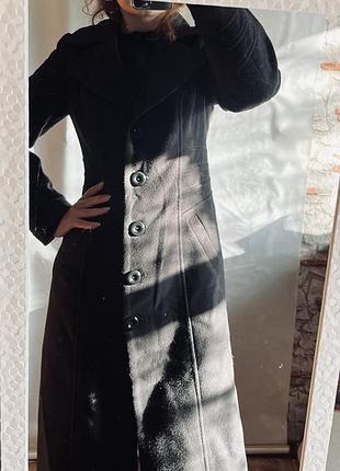 Классическое черное пальто меди