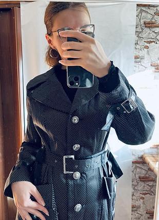 Цупкий плащ з поясом
