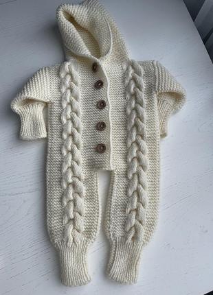 Вязаный детский комбинезон
