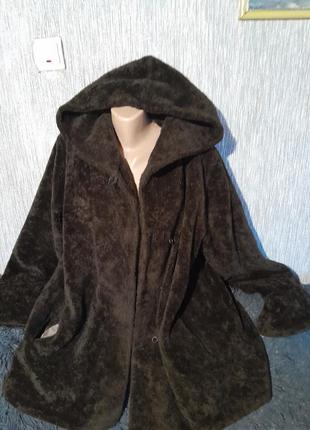 Красивая шубка с капишоном фирменная,легкая.