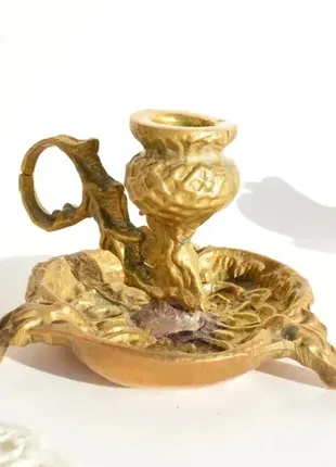 Старинный подсвечник-ночник с ручкой для удобного переноса.