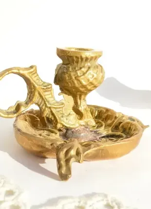 Старинный подсвечник-ночник с ручкой для удобного переноса.