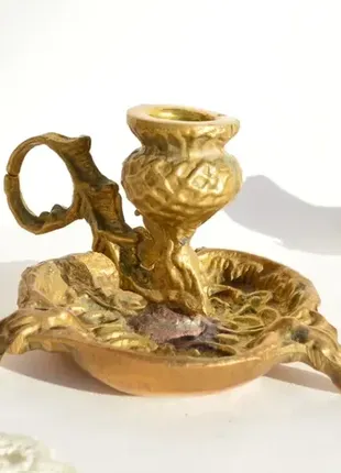 Старинный подсвечник-ночник с ручкой для удобного переноса.