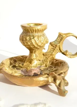 Старинный подсвечник-ночник с ручкой для удобного переноса.