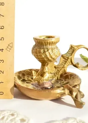 Старинный подсвечник-ночник с ручкой для удобного переноса.