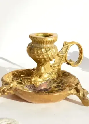 Старинный подсвечник-ночник с ручкой для удобного переноса.