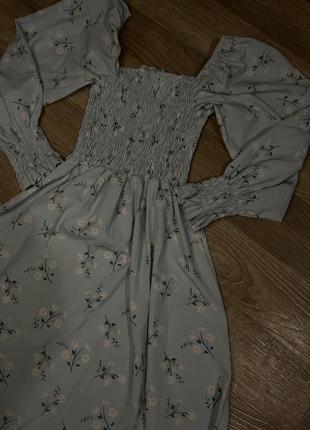 Длинное голубое платье