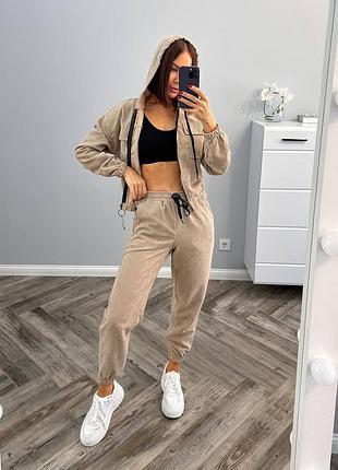 Стильний жіночий костюм для прогулянок