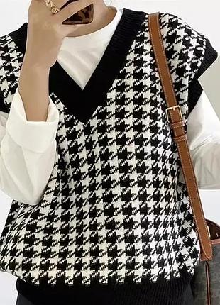 Женский вязаный жилет