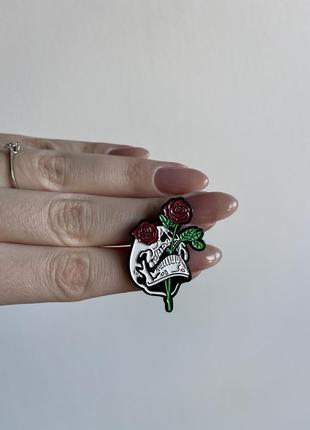 Пин значок металлический брошь череп с розами