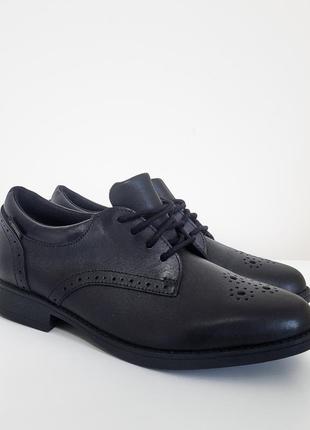 Шкіряні туфлі clarks