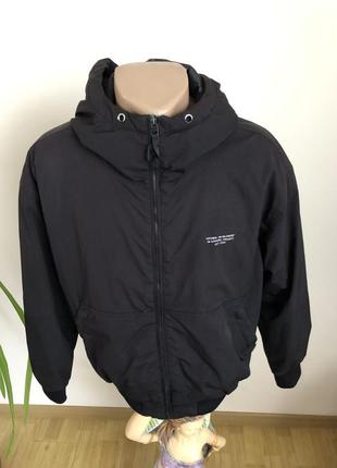 Демисезонная курточка бомбер в черном цвете.