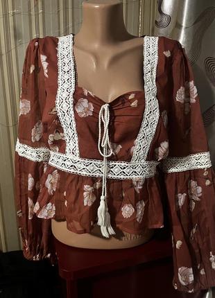 Оригинальная укороченная блуза в бохо этностиле с кружевом и кисточками с длинным рукавом от бренда asos