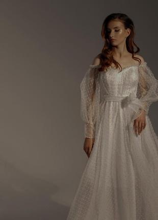 Біла випускна сукня