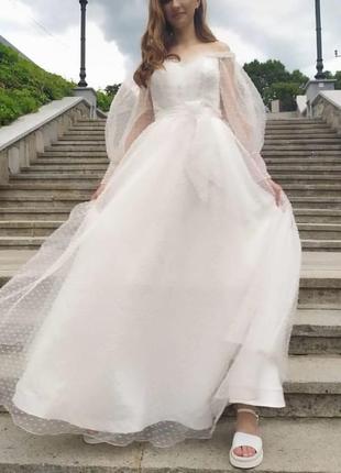 Біла випускна сукня