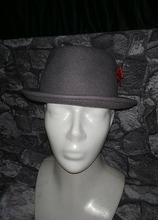 Стильная фетровая шляпка с брошью2 фото