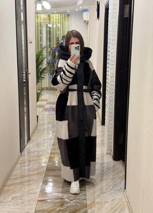 Натуральна двостороння дублянка з капюшоном. приталена молодіжна модель квадрати з комбінацією. текстиль та хутро астраган. чорно-білий колір