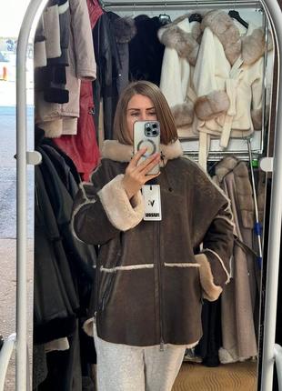 Натуральная женская короткая дубленка с карманами. модель винтаж, мокко на молнии с капюшоном зимняя натуральная дубленка