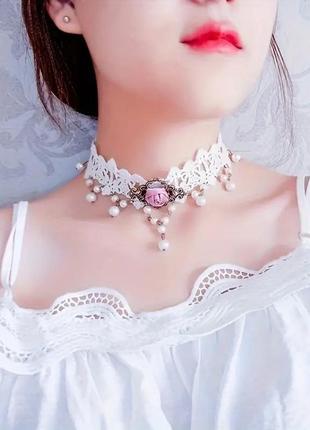 Белое кружевное колье-чокер с австрийскими кристаллами