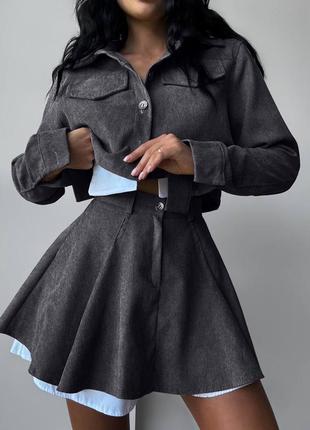 Стильний жіночий костюм зі спідницею