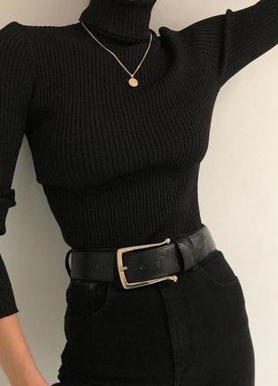 Чорна водолазка гольф в рубчик з горлом