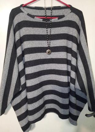 Стильный трикотажной вязки асимметричный свитер-пуловер в полоску мега батал-оверсайз