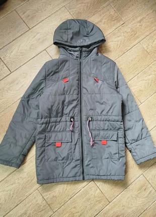 Куртка на весну, есть тонкий наполнитель.