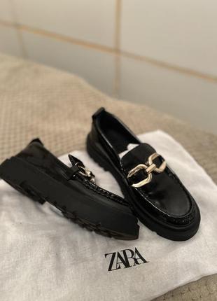 Невероятные лоферы на платформе zara