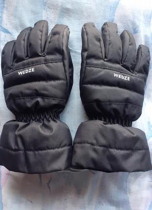 Перчатки детские лыжные wedze(франция)водонепромокаемые.на 10лет .цвет черный.