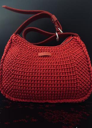 Червона вʼязана сумка ручної роботи