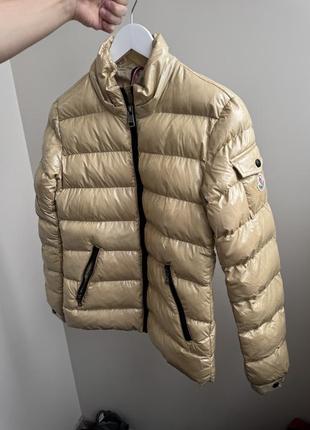 Куртка женская короткая moncler является нюанс