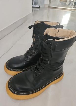 Высокие ботинки