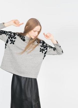 Zara свитшот серый с напылением из бархата с цветами