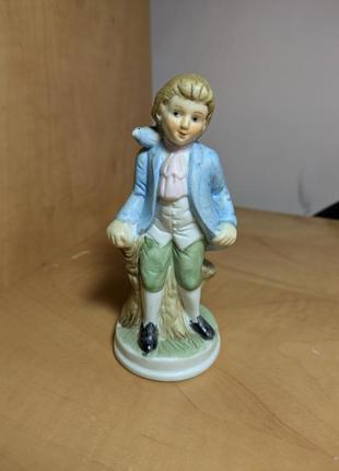 Фарфоровая статуэтка мальчик бисквит, 12 см